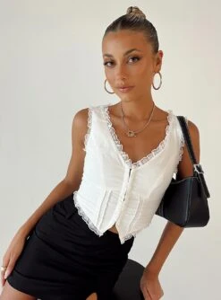 Princess Polly Silvanna Top White -Chic Clothing Shop 0 modelinfo Alexis us2 5e55db48 bd44 46d4 be98 00e224b40980