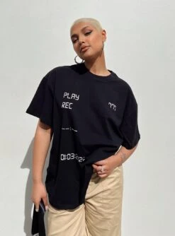 Recording Oversize Tee Black 14 Recording Oversize Tee Black -Chic Clothing Shop 0 modelinfo Sarah us4 37f02999 d8f4 4cd4 b8de 03a604cac987