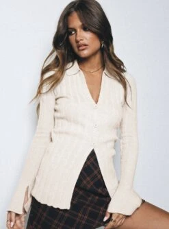 Beryl Long Sleeve Top Bone -Chic Clothing Shop 00 modelinfo elise us2 ee16e91f 2a10 46cb ae62 1ad01aa0b205