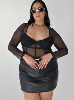 Torridon Eyelet Belt Faux Leather Mini Skirt Black Curve -Chic Clothing Shop 1 modelinfo Javi us14 e3e91a24 f77a 4130 baf0 ae25c4a1eac0