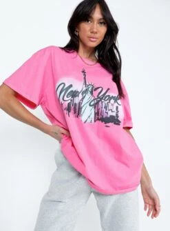 New York Oversize Tee Pink -Chic Clothing Shop 1 modelinfo Josephine us2 0dd86325 c446 4de0 844b 4137dda64e7e