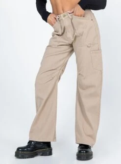 Miami Vice Pants Beige 8 Miami Vice Pants Beige -Chic Clothing Shop 1 modelinfo Lexi us2 c06e1b88 ef52 4281 bdeb 69b6695c26e5