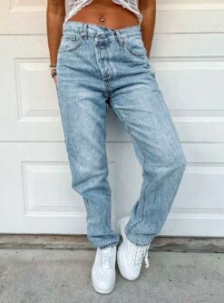 Holly Asymmetric Straight Leg Jean Light Wash Denim Petite -Chic Clothing Shop 1 modelinfo Lexi us6 c3c189c7 841e 4dde 9390 6e8622d96f0d