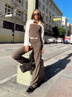 Motel Navida Trouser Pinstripe Brown -Chic Clothing Shop 1 modelinfo lisa us2 68c5e6d3 b2b2 4f13 bfa4 8ec9f07c4f31