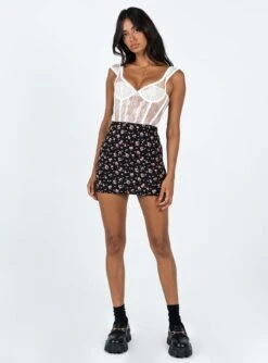Princess Polly Selby Mini Skirt Black Floral -Chic Clothing Shop 2 modelinfo Amelia us2 0f1b4ee4 803a 45cf a7f5 b6d5fd2a83bb