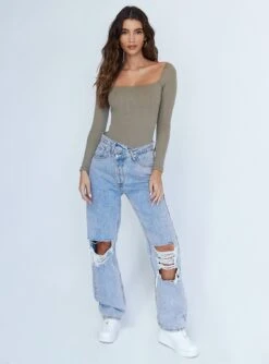 Princess Polly Charlotte Bodysuit Khaki -Chic Clothing Shop 2 modelinfo Cindy US2 45d8f63d 330d 4949 bbf1 efbdac1d48ed