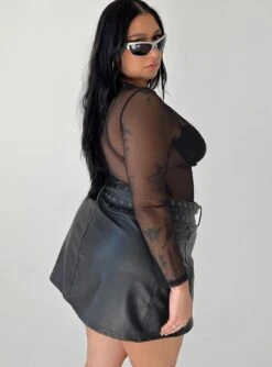 Torridon Eyelet Belt Faux Leather Mini Skirt Black Curve -Chic Clothing Shop 2 modelinfo Javi us14 2c7333a4 35d7 4ae7 9e72 192a2e45e58c