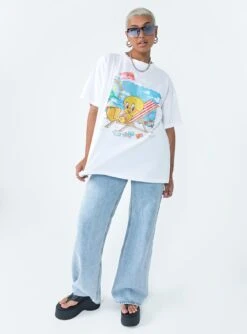 Looney Tunes Tweety Post Card Vacation Oversized Tee White -Chic Clothing Shop 2 modelinfo Sarah us6 b28f6ba0 aa27 47c5 ac01 5e2a795f6976
