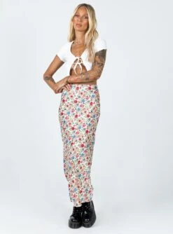 Princess Polly Celena Maxi Skirt Floral -Chic Clothing Shop 2 modelinfo emma leigh us4 0e298937 a891 4654 b5b7 7830966e77d4