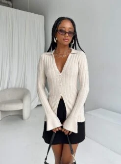 Beryl Long Sleeve Top Bone -Chic Clothing Shop 2 modelinfo eyes us2 08d082ce fb27 459f 8dd9 84f04a3961f1