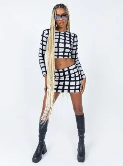 Motel Ima Skirt Mesh Mono Painted Check Black -Chic Clothing Shop 2 modelinfo lola us4 2cec16f4 a1b1 4783 9562 646d8355de1e