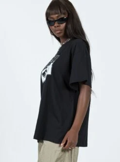 House Of Mystery Oversized Tee Black -Chic Clothing Shop 3 modelinfo Cynthia us4 a614502d 6542 49d4 81e1 446c042631aa