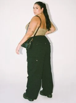 Fallout Mid Rise Cargo Pants Black Curve -Chic Clothing Shop 3 modelinfo Javi us14 7c42a4a6 44e4 44df 9585 8c5aee0ec129