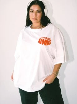 Noods Oversized Tee White Curve -Chic Clothing Shop 3 modelinfo Javi us14 a4c97fc8 ea84 4950 9bdc 1f02787b0f99