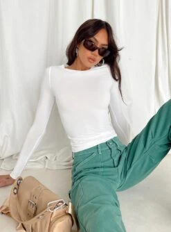 Arnim Long Sleeve Top White 6 Arnim Long Sleeve Top White -Chic Clothing Shop 3 modelinfo Josephine us2 5a6ee424 fc28 4247 bd5e 36fcdc5e6087