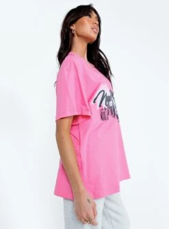New York Oversize Tee Pink -Chic Clothing Shop 3 modelinfo Josephine us2 94470bdf 924f 47c4 98a3 49ea74070022