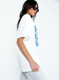 Every Day Oversize Tee White -Chic Clothing Shop 3 modelinfo Josephine us2 d4587e7c 42b7 40c0 b070 0899566b4e35