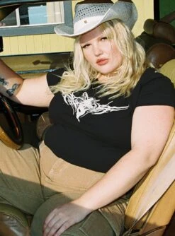 Fairy Wings Shrunken Tee Black Curve -Chic Clothing Shop 3 modelinfo Krysten us16 aa22b6b8 4f47 4bf0 9299 d41e0589b179