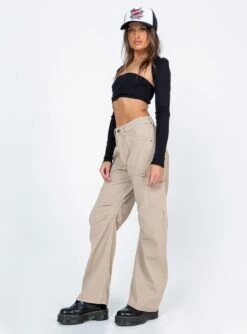 Miami Vice Pants Beige 10 Miami Vice Pants Beige -Chic Clothing Shop 3 modelinfo Lexi us2 3fa607d4 36cc 4b2c 8567 1a72d5cf092a