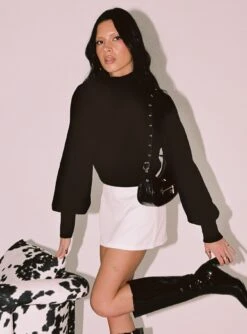 Princess Polly Easton V Front Mini Skirt White 11 Princess Polly Easton V Front Mini Skirt White -Chic Clothing Shop 3 modelinfo Maria us4 c7b6d285 09d5 412c 8e05 dd9fc493d5b4