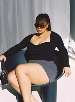 Alima Long Sleeve Top Black Curve -Chic Clothing Shop 3 modelinfo Miccy us14 05c79366 494a 4773 9387 ed188a552ea4