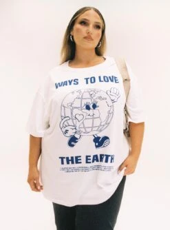 Organic Love The Earth Oversized Tee White Curve -Chic Clothing Shop 3 modelinfo Riley us14 c9494226 ce4e 445a a006 8f61e4cb7ea4