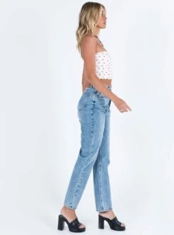 Holly Asymmetric Straight Leg Jean Light Wash Tall -Chic Clothing Shop 3 modelinfo chelsea us6 44876d52 84db 4289 8512 a0f5f6b9eca2