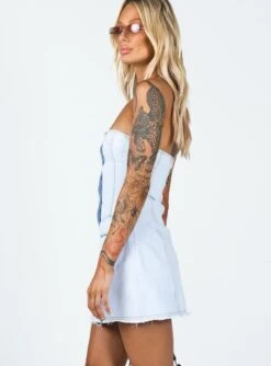 Love After Midnight Mini Dress Blue Denim -Chic Clothing Shop 3 modelinfo emma leigh us4 d1990dcd 10bd 409a 8c10 e925178a9297