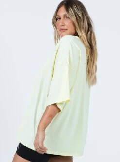 Princess Polly Smiley Oversized Tee Yellow -Chic Clothing Shop 3 modelinfo jasmine us8 52191615 661d 4c91 8dec 7321f96e5f87