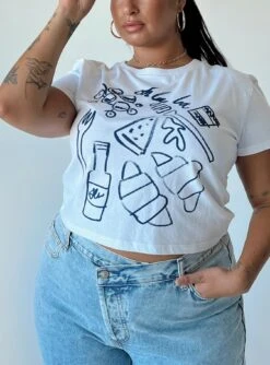 Holly Asymmetric Ripped Leg Jeans Curve -Chic Clothing Shop 3 modelinfo javi us14 5cabfda1 8579 4a27 9b6a 25d19b952b7b