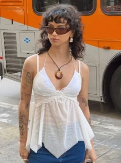 Tinker Dream Lace Top White -Chic Clothing Shop 3 modelinfo jessie us2 14f9270a 94a2 4afb ba47 b71648ee02d3