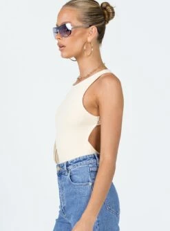 Organic Cotton Lelo Bodysuit Beige -Chic Clothing Shop 3 modelinfo kiana us2 511e490d bae7 40b0 9afd 08d4245086e1