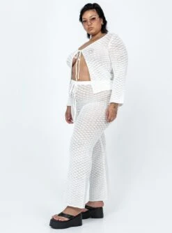 Wild & Free Crochet Pants Curve White -Chic Clothing Shop 3 modelinfo lovisa us18 0fc1396a 5ab2 4c50 83e0 f0a5d01cbcdb