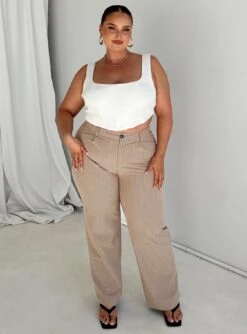Titius Pants Beige Curve -Chic Clothing Shop 3 modelinfo riley us14 44344a53 885f 4f2a be5c 632e202521b5