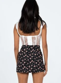 Princess Polly Selby Mini Skirt Black Floral -Chic Clothing Shop 4 modelinfo Amelia us2 f3d542c9 2243 4661 89d0 fd0b591d03e8
