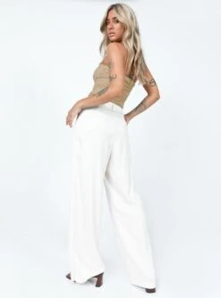 La Quinta Pant Off White -Chic Clothing Shop 4 modelinfo Cathlin us2 637d3791 33a8 4909 af15 082a665f80c3