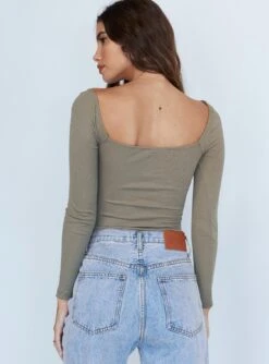 Princess Polly Charlotte Bodysuit Khaki -Chic Clothing Shop 4 modelinfo Cindy US2 2af5db3c acd7 4a40 a27f 9fdaaf43a623