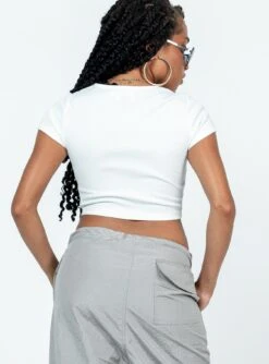 New York Baby Tee White 10 New York Baby Tee White -Chic Clothing Shop 4 modelinfo Idania us2 e1f745dd 6705 4abe 8289 b34acd86904e