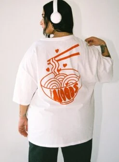 Noods Oversized Tee White Curve -Chic Clothing Shop 4 modelinfo Javi us14 6f548cc6 4442 471c 91f4 e5ccdd798040