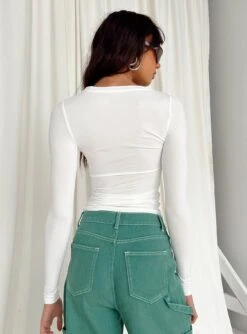Arnim Long Sleeve Top White 7 Arnim Long Sleeve Top White -Chic Clothing Shop 4 modelinfo Josephine us2 00c80c9e e202 4c37 951c 32d71a6d380f
