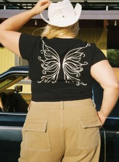 Fairy Wings Shrunken Tee Black Curve -Chic Clothing Shop 4 modelinfo Krysten us16 b9bf62a0 6902 4b06 b667 ead597aa02db