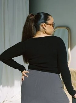 Alima Long Sleeve Top Black Curve -Chic Clothing Shop 4 modelinfo Miccy us14 06d8dacf 0d5e 4779 a980 fa24adde886b