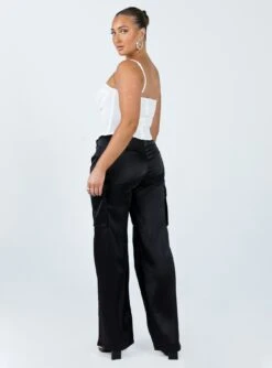 Princess Polly Gilmore Cargo Pants Black -Chic Clothing Shop 4 modelinfo Mikayla us6 4cc68a45 49b6 40c8 a758 3ddf0478ad56