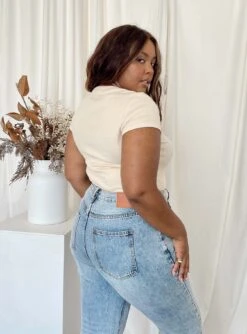 Harlea Bodysuit Beige Curve -Chic Clothing Shop 4 modelinfo Paris us14 691db8c2 9e69 4598 b7b0 98d890b32296