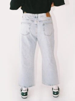 Oxford Mom Jeans Mid Wash Denim Curve -Chic Clothing Shop 4 modelinfo zarria us14 ce6b33ce 5bac 4fbf a8d7 f4c53386e53e
