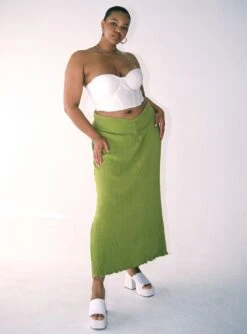 Mira Maxi Skirt Green Curve -Chic Clothing Shop 4 modelinfo zarria us14 fe4d7ea4 ec2b 4885 87eb 99608ef1ac79