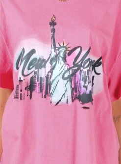 New York Oversize Tee Pink -Chic Clothing Shop 5 modelinfo Josephine us2 cfce3d0d 6e37 4182 ab46 a47e8a7f7c05