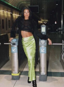 Princess Polly Hailey Midi Skirt Green 21 Princess Polly Hailey Midi Skirt Green -Chic Clothing Shop 5 modelinfo Kiele us4 14d9fefc 55c4 43e9 bf61 744141331913