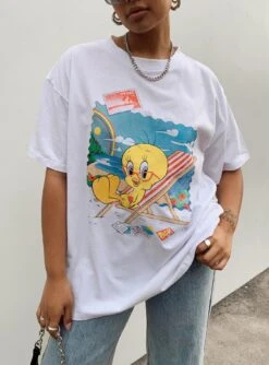Looney Tunes Tweety Post Card Vacation Oversized Tee White -Chic Clothing Shop 5 modelinfo Sarah us6 07d9dcde b668 428b 91dd 81c8ec47ce46