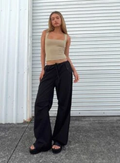 Zoe Top Beige 11 Zoe Top Beige -Chic Clothing Shop 5 modelinfo Saskia us2 84552640 ee75 4248 b019 54196f5ab036